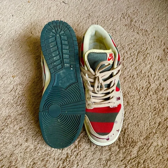 I’m selling sneakers a dunks shoes know as Gucci shoes